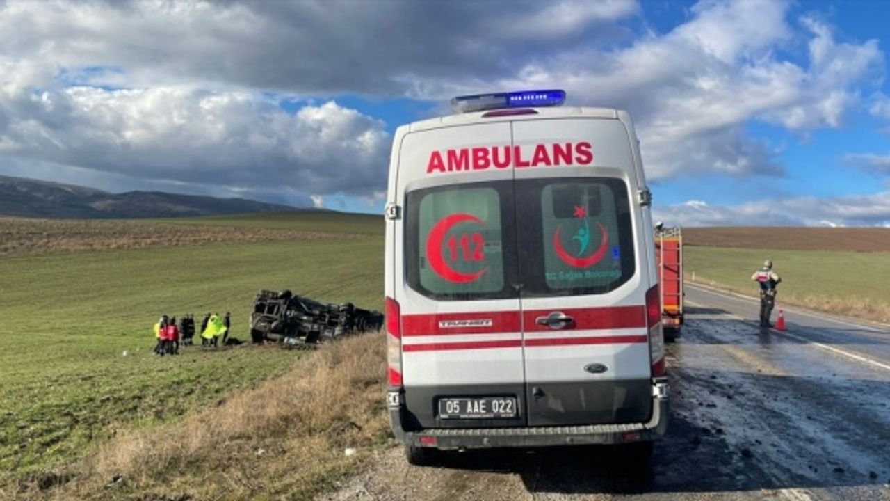 GÜNCELLEME - Amasya'da sporcuları taşıyan minibüs devrildi, bir kişi öldü, 16 kişi yaralandı