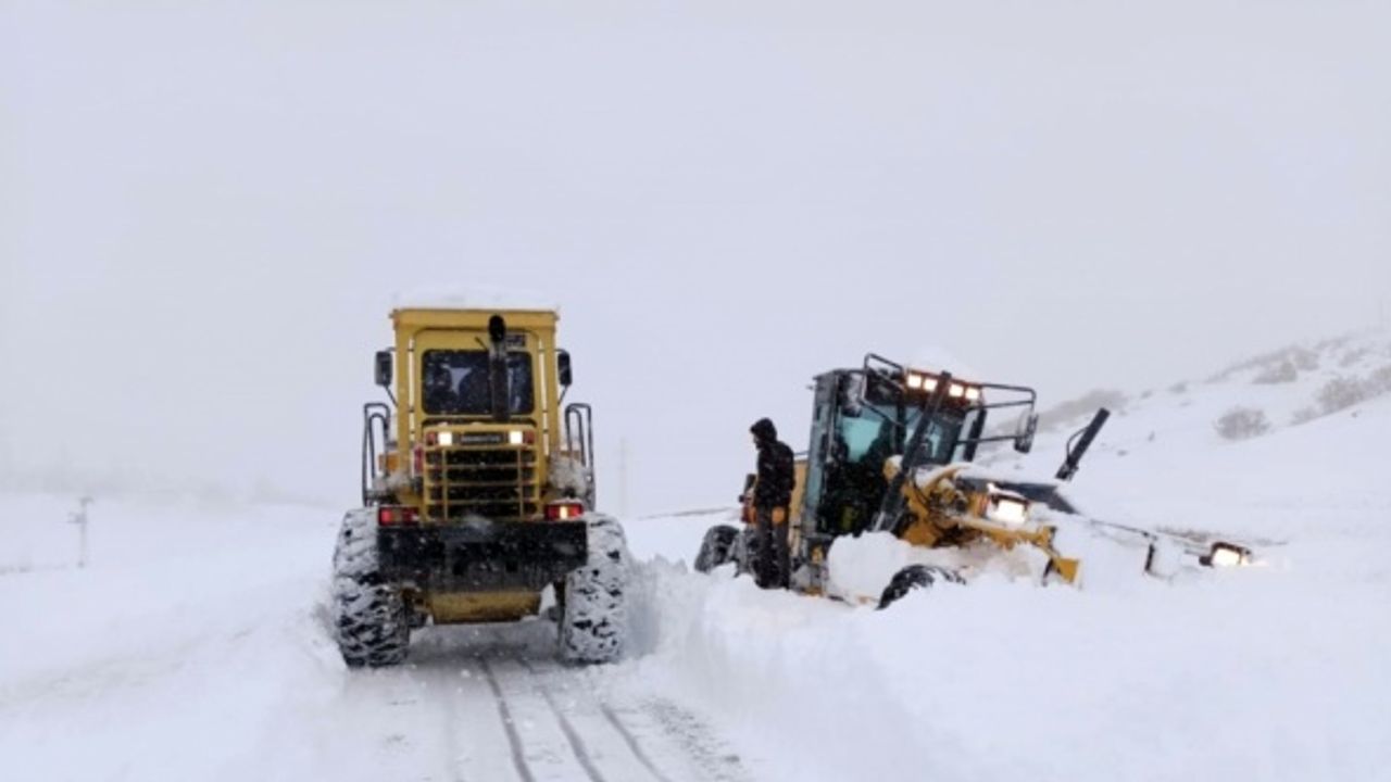 Karadeniz'deki 4 ilde kar nedeniyle 619 köye ulaşım sağlanamıyor