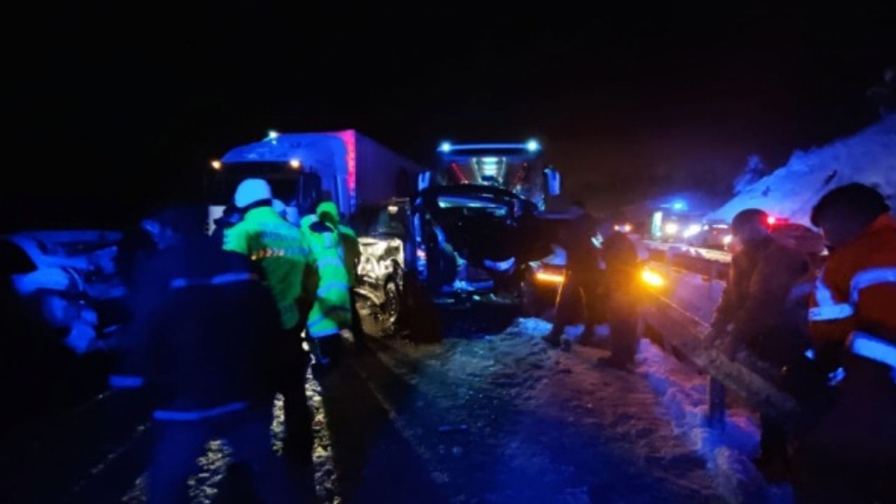 Kastamonu'da 7 aracın karıştığı zincirleme trafik kazasında 8 kişi yaralandı