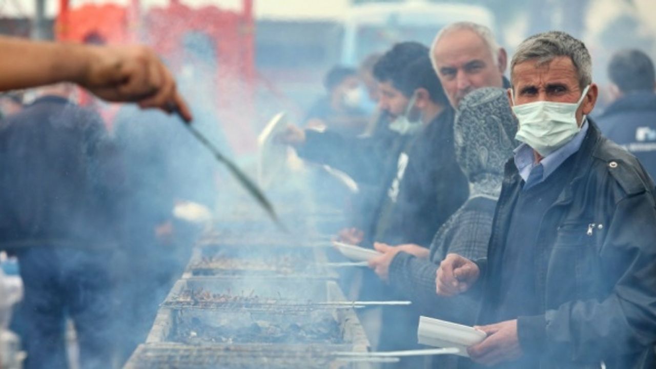 Samsun'da düzenlenen hamsi festivalinde 2 ton hamsi 2 saatte tüketildi