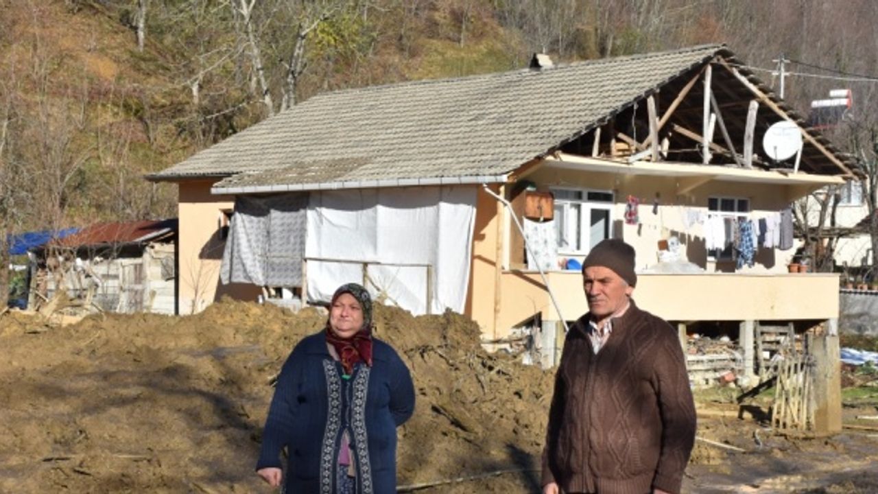 Bartın'da toprak kayması nedeniyle bir ev boşaltıldı