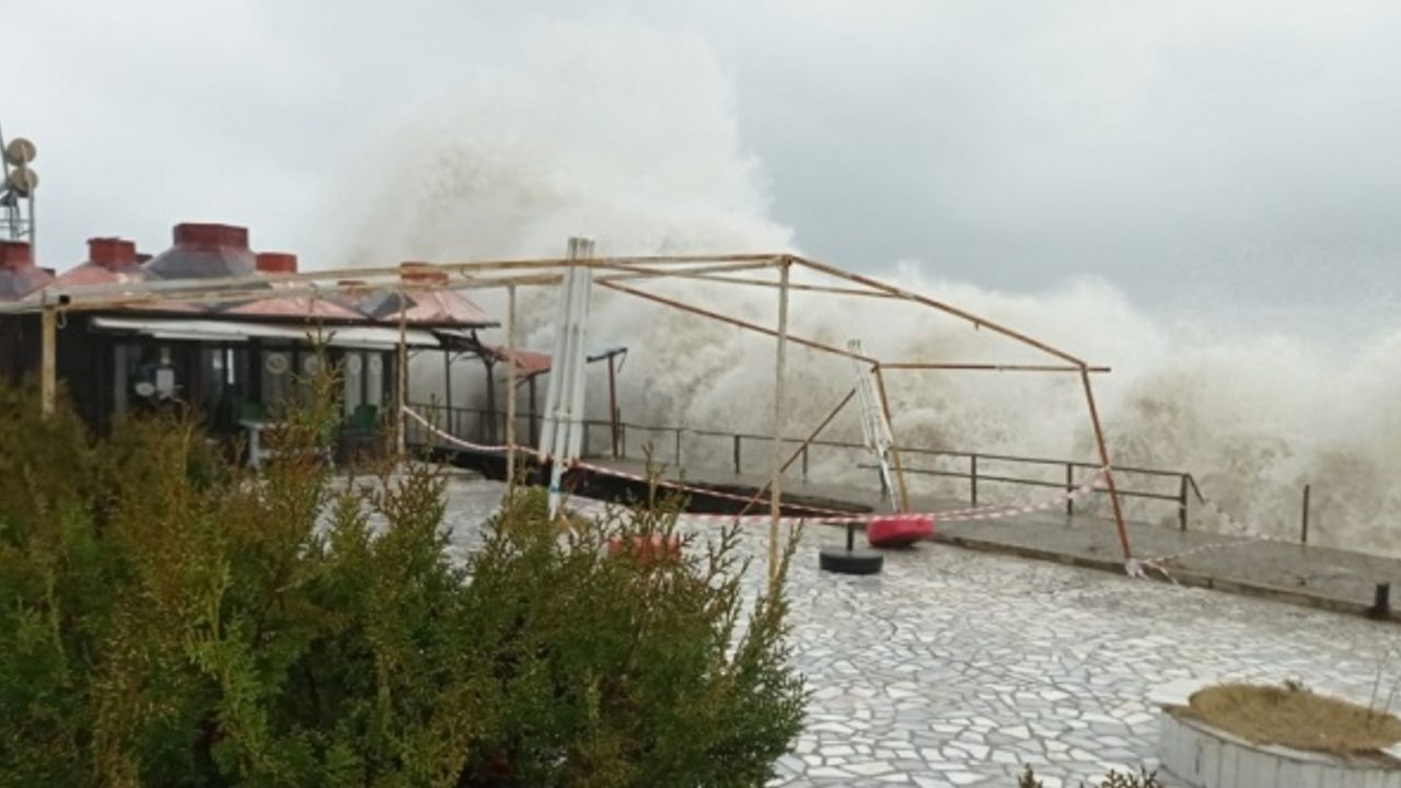 Kastamonu'da 5 metreyi bulan dalgalar sahildeki kafeyi kullanılamaz hale getirdi
