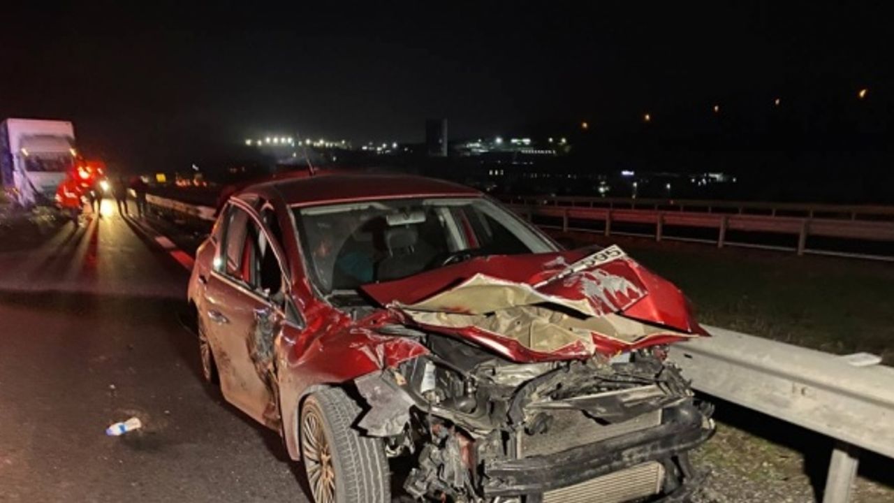 Anadolu Otoyolu Düzce kesiminde otomobil ile kamyon çarpıştığı kazada 3 kişi yaralandı