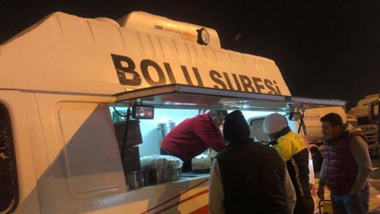 Bolu'da bekletilen kamyon ve tırların sürücülerine AFAD, Türk Kızılayı ve gönüllüler yardım ediyor