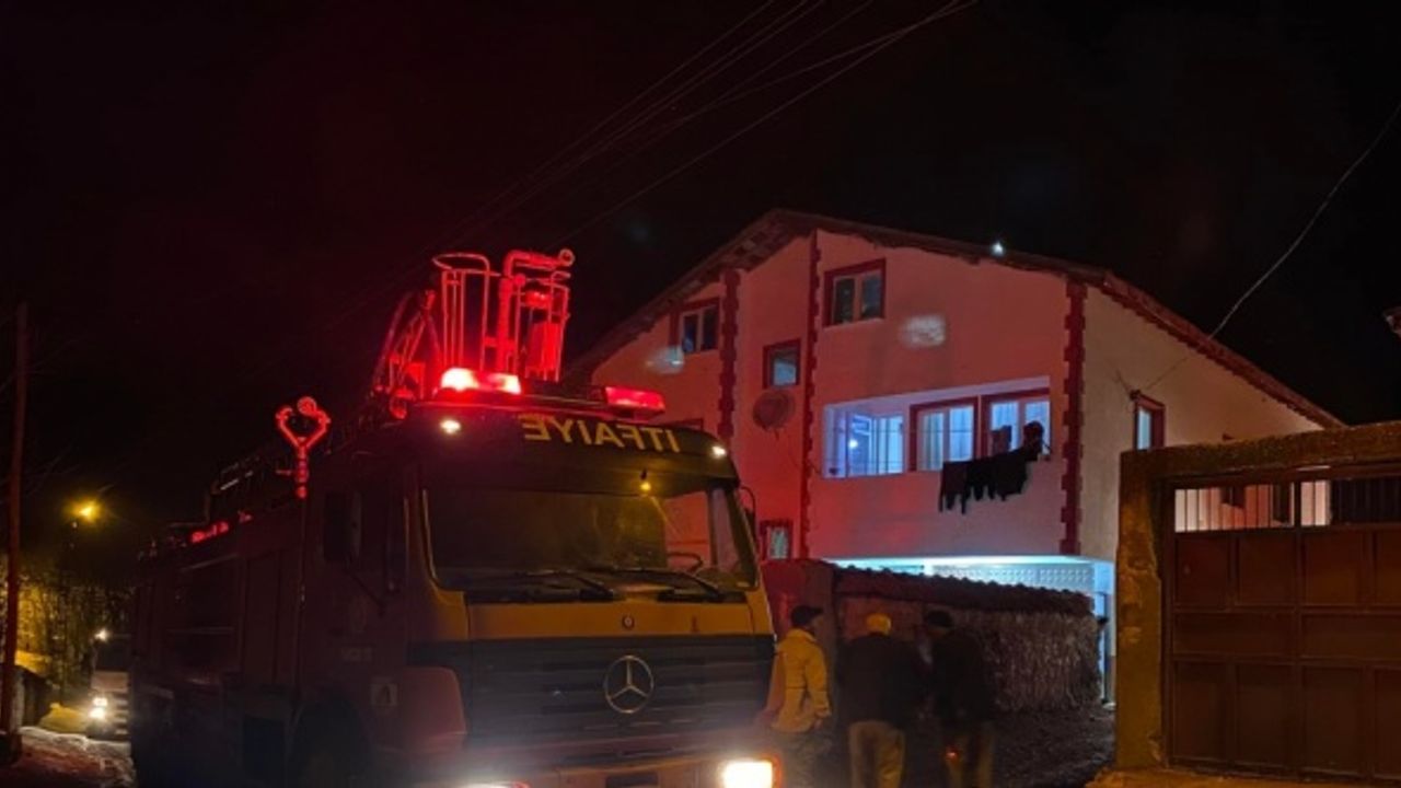 Eflani'de evin çatısı yangında hasar gördü