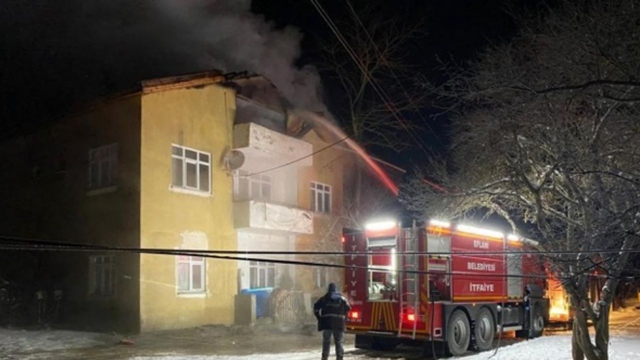 Karabük'te evin çatısı yangında hasar gördü