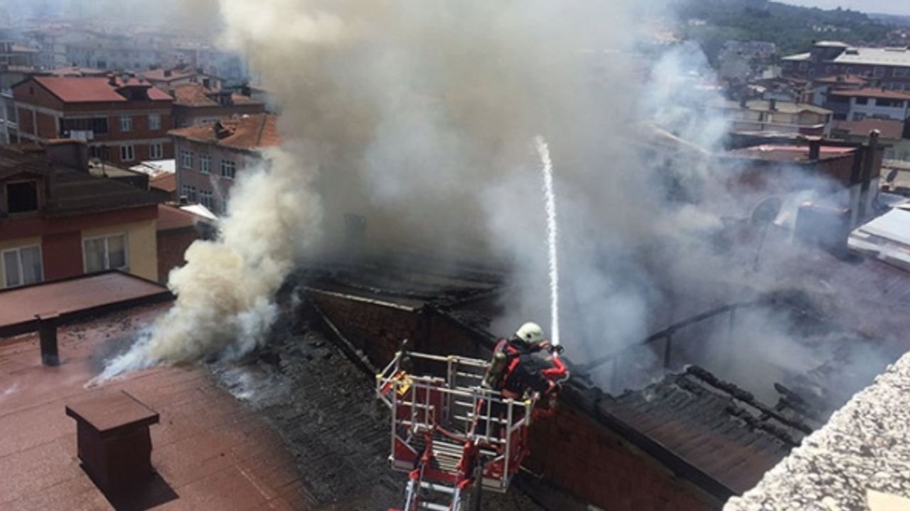 5 katlı binada çıkan yangın diğer binalara da sıçradı!