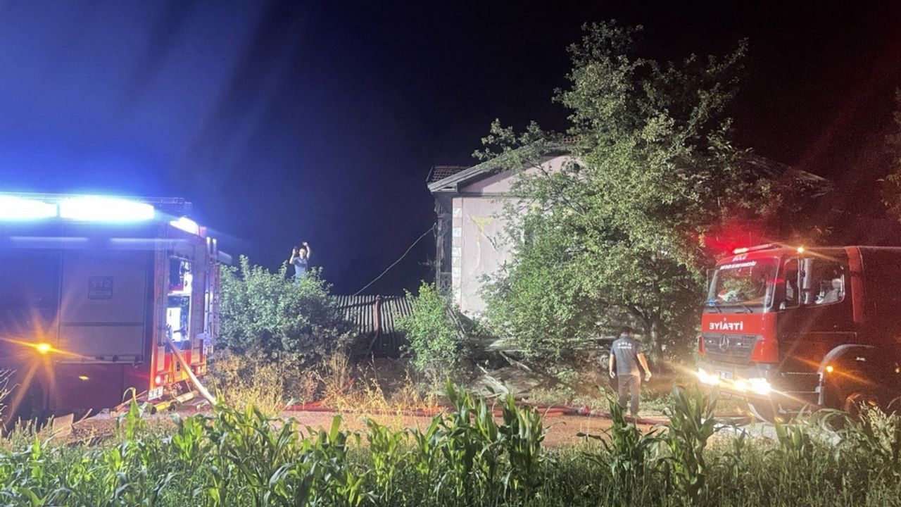 Bolu'da 2 katlı ahşap evde çıkan yangın söndürüldü