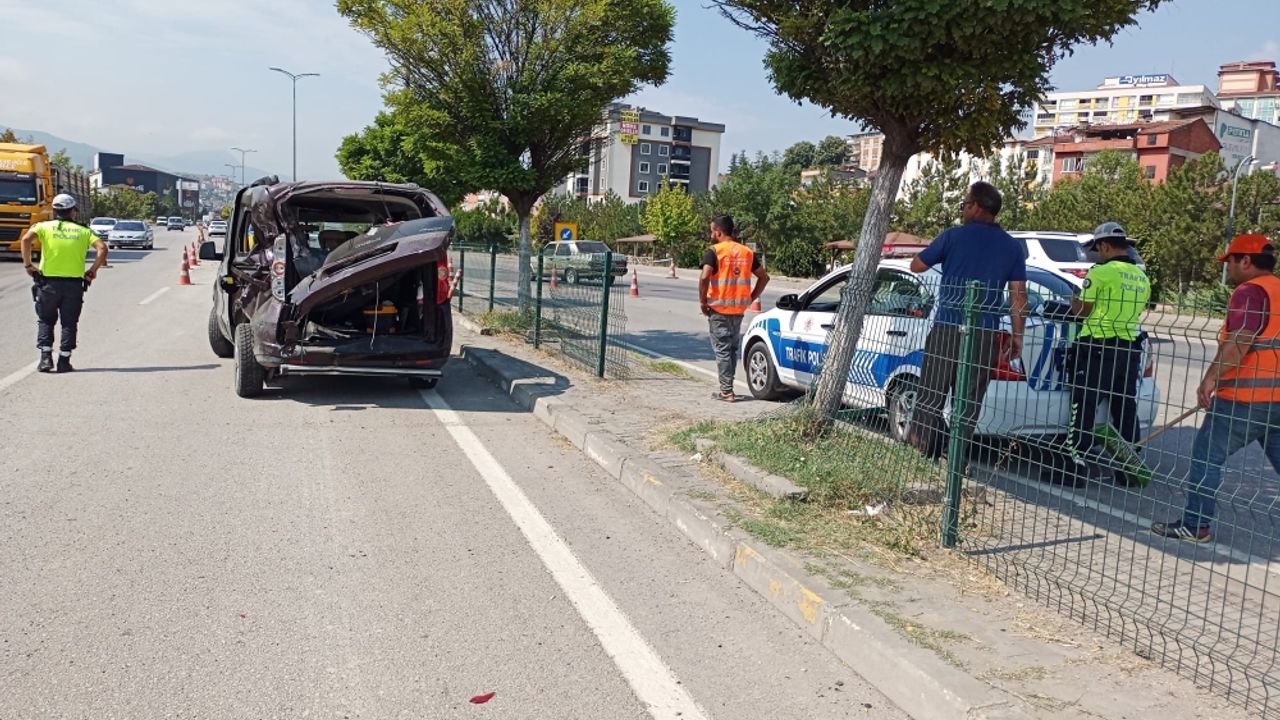 Karabük'te halk otobüsüyle hafif ticari araç çarpıştı, bir yolcu yaralandı