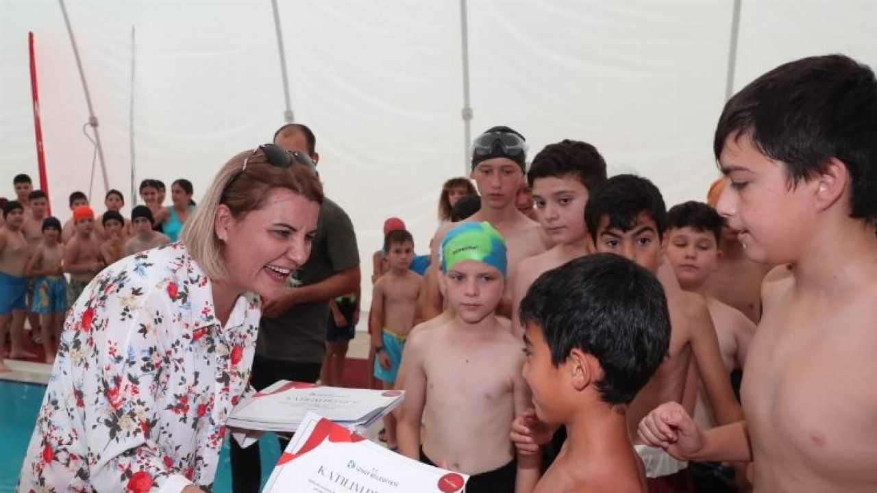 Kocaeli İzmit'te geleceğin yüzücüleri 'Fatma Abla'larından sertifikalandı
