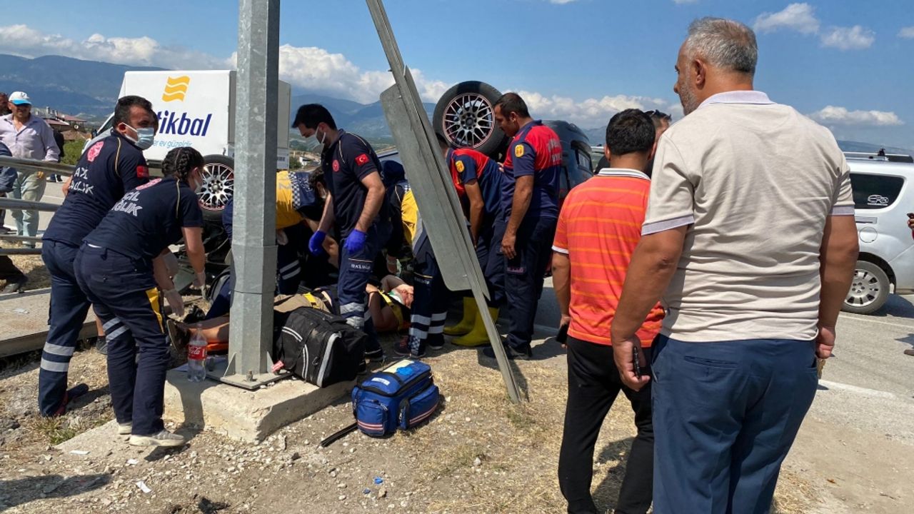 Sinop'ta devrilen otomobildeki 2 kişi yaralandı