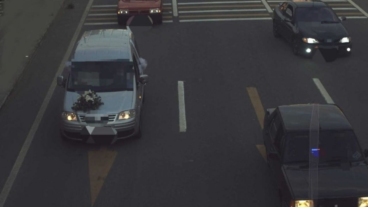 Trabzon'da düğün konvoyunda trafiği tehlikeye sokan 15 araç sürücüsüne ceza