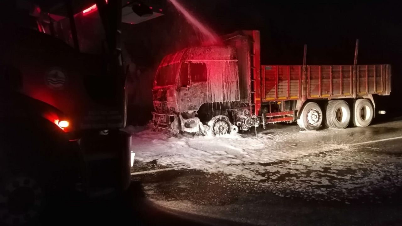 Bolu'da seyir halindeki kamyon yandı