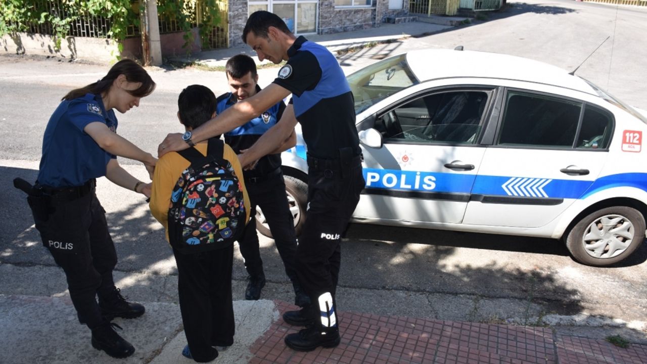 Karabük'te polis ekipleri öğrencilere okul çantası dağıttı