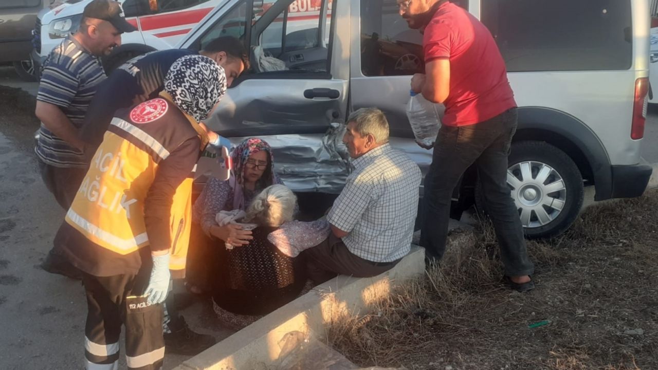 Tokat'ta hafif ticari araçla otomobilin çarpışması sonucu 3 kişi yaralandı
