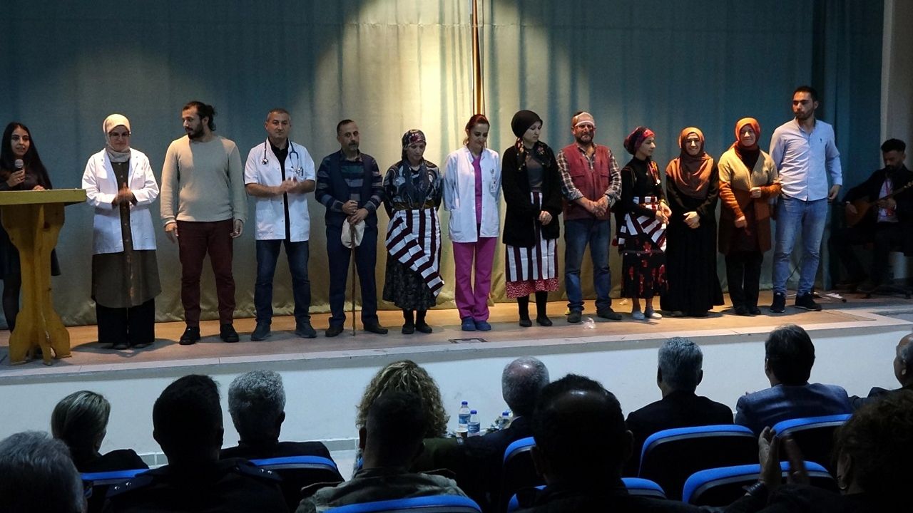 Trabzon'da sağlıkçıların 'kim haklı' tiyatrosu yoğun ilgi gördü