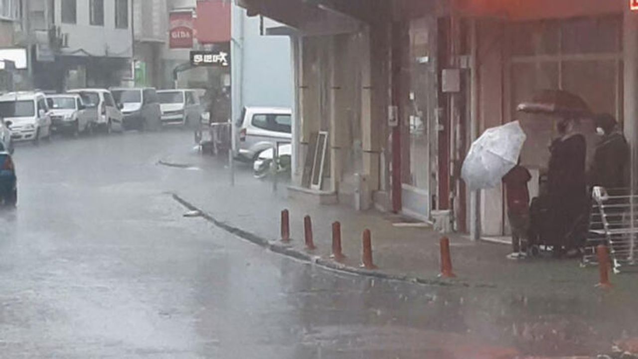 Trabzon'da sağanak yağış yolları göle döndürdü