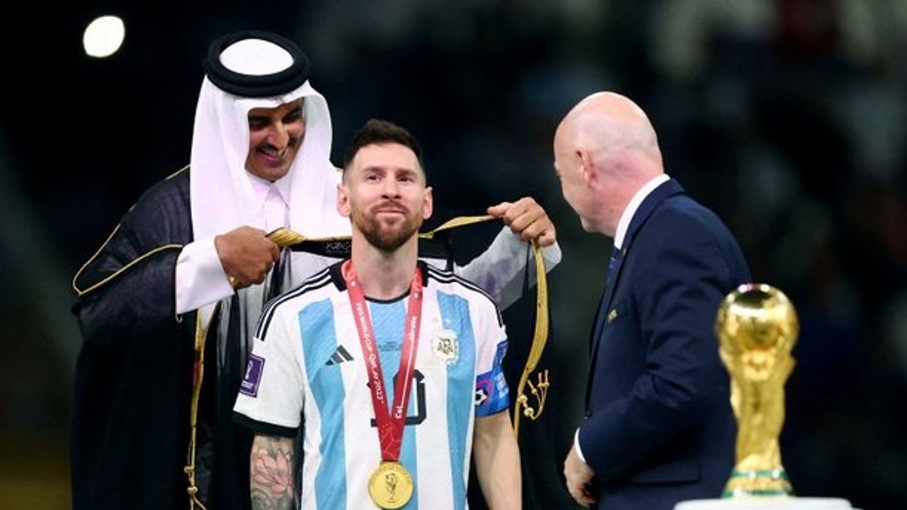 Messi'nin Dünya Kupası'nı alırken giydiği kıyafet Katar'da kapışılıyor