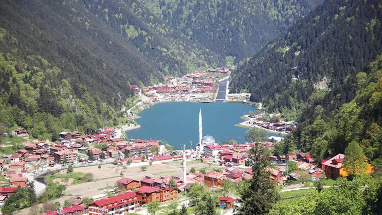 Trabzon'da Uzungöl depremden etkilenen 100'ü aşkın aileyi bekliyor