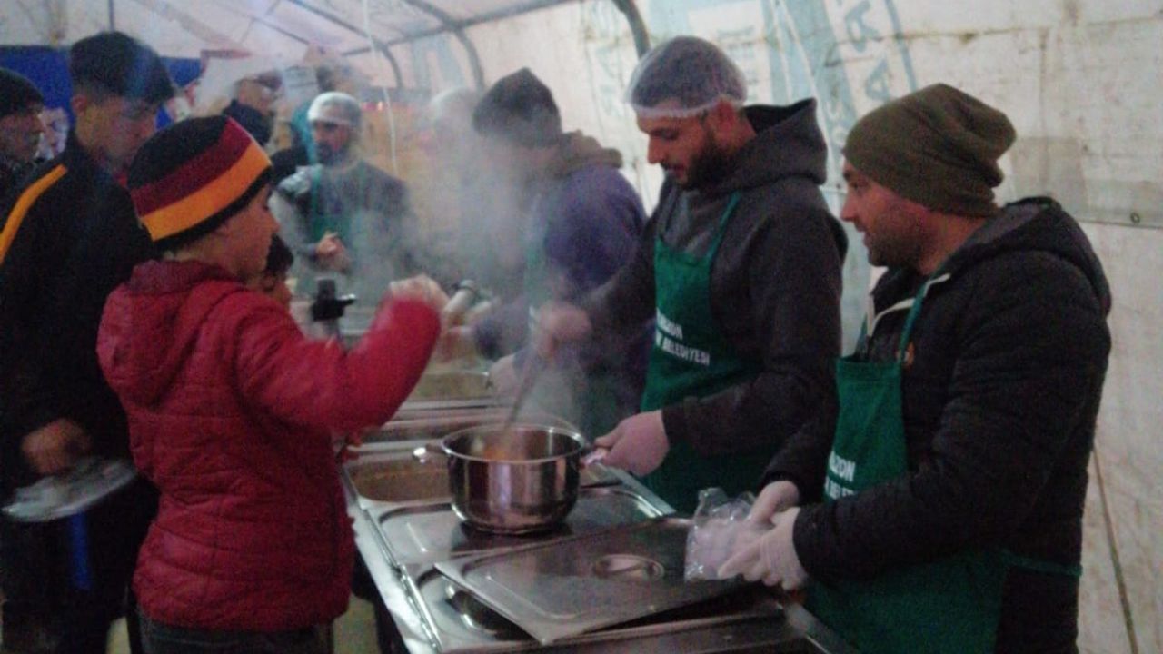 Ortahisar’ın yemekhaneleri deprem bölgesinde her gün sıcak yemek servisi yapıyor!