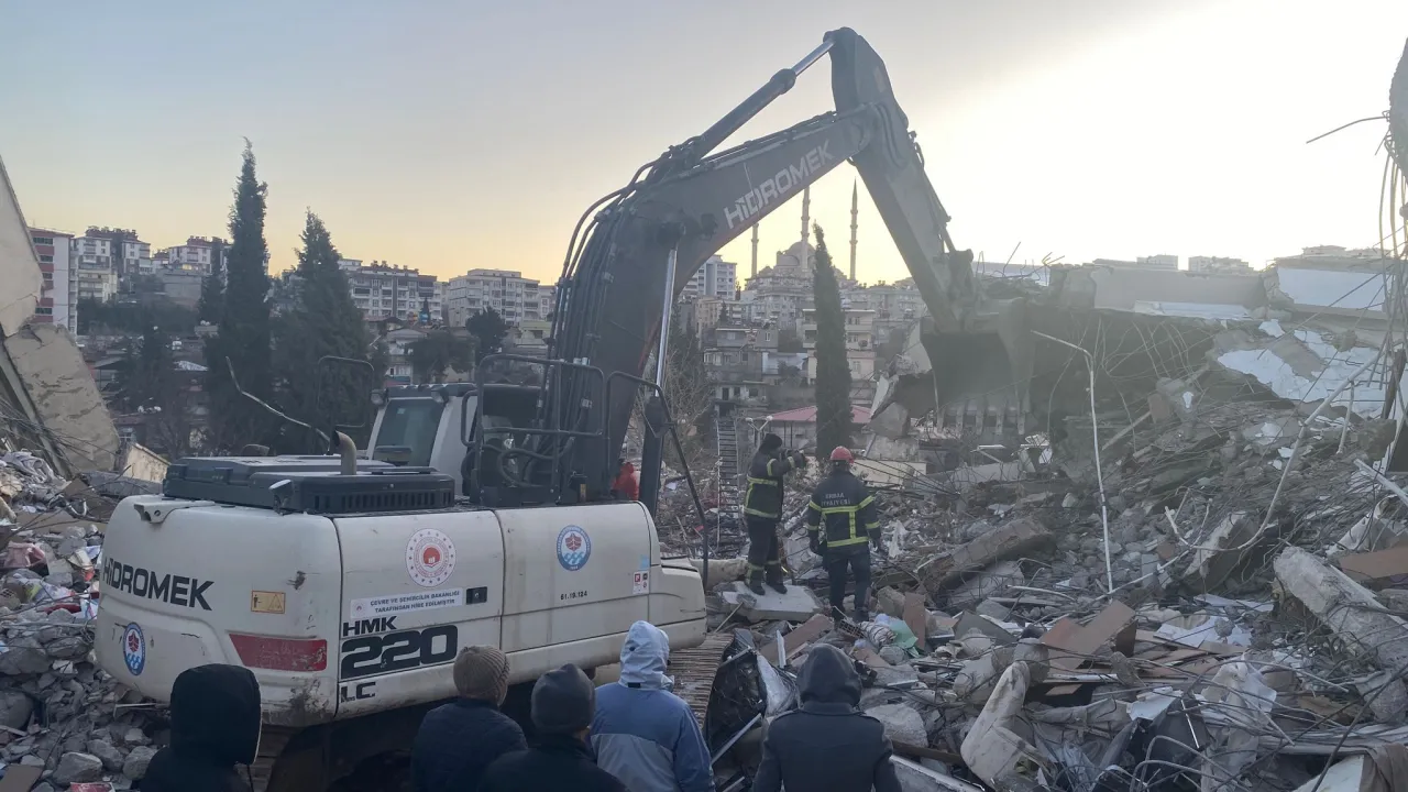 Trabzon Büyükşehir ekibi deprem bölgesinde can kurtarmaya devam ediyor!