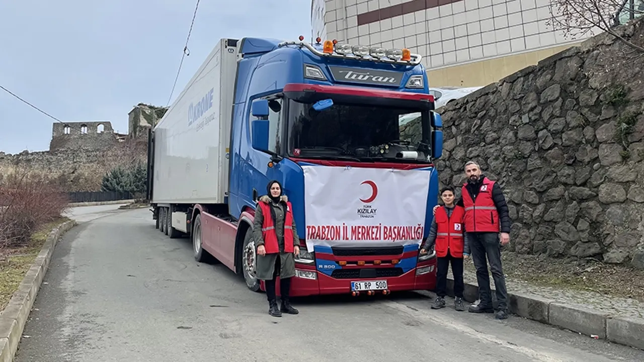 Kızılay Trabzon'dan deprem bölgesine 3 tır gıda ve su gönderildi
