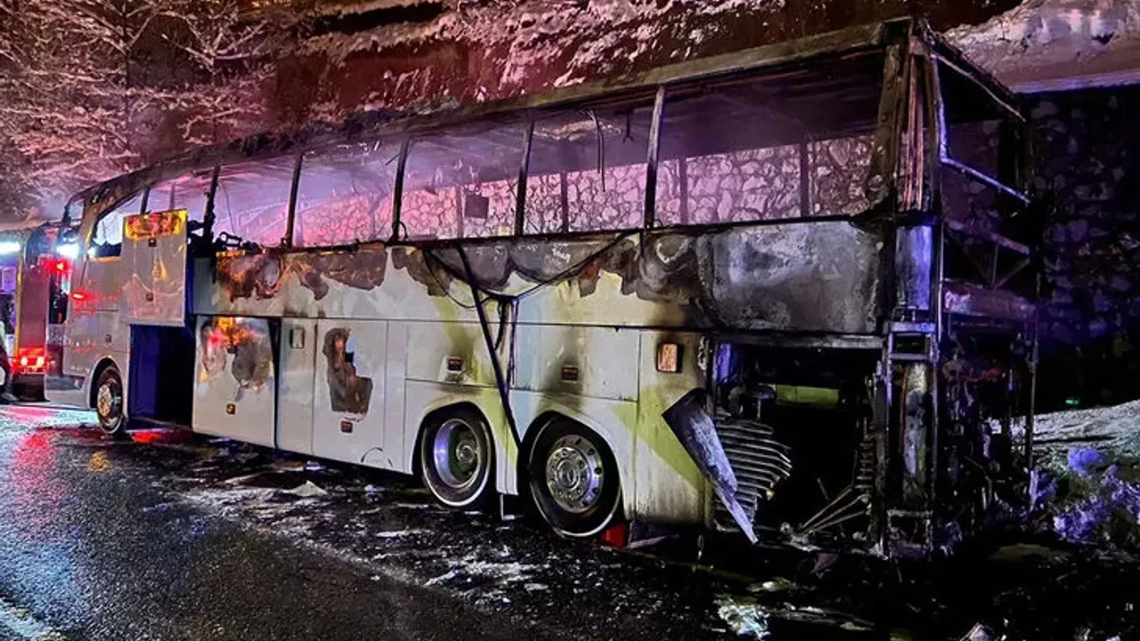 Trabzon'da polisleri taşıyan otobüs bir anda alev aldı!