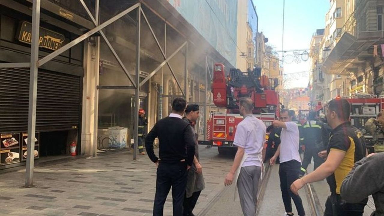 İstiklal Caddesi'nde yangın! Beyoğlu alevlere teslim oldu!
