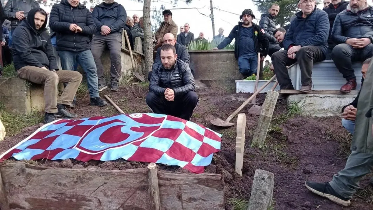 Babalarının vasiyetini yerine getirip mezara Trabzonspor bayrağı örttüler