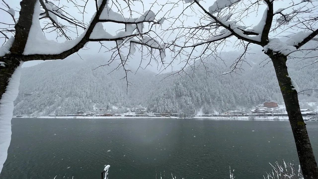 Trabzon Uzungöl kar altında