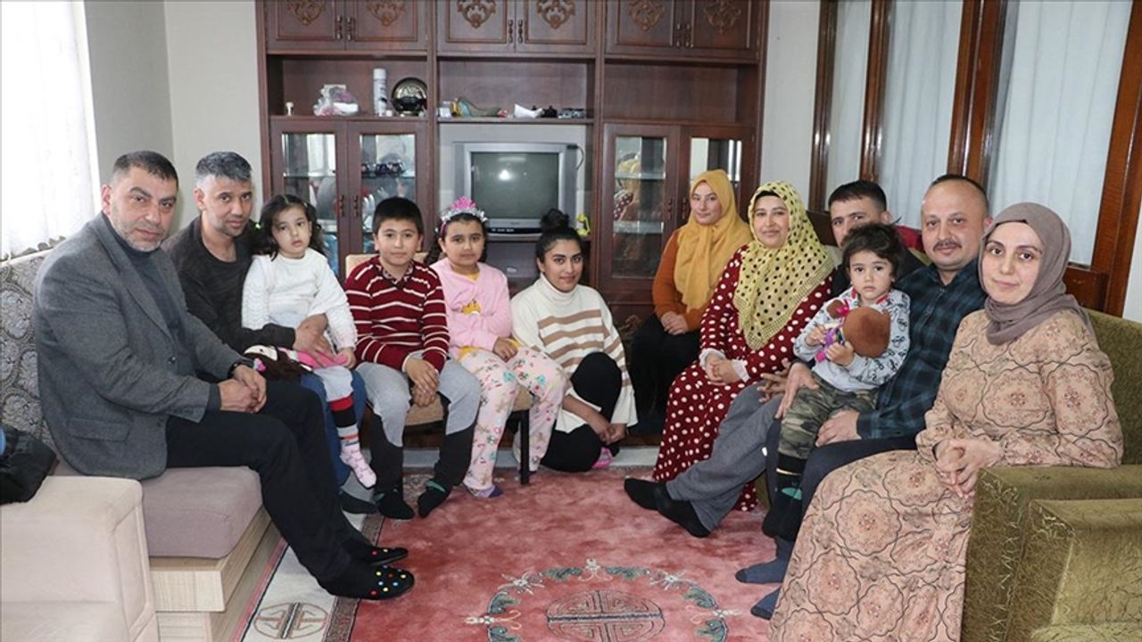 Trabzon’a getirdiği depremzede aileyle gönül bağı kurdu