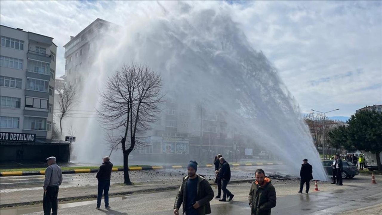 Trabzon'da korkutan patlama! Ortahisar'da su hattı patladı