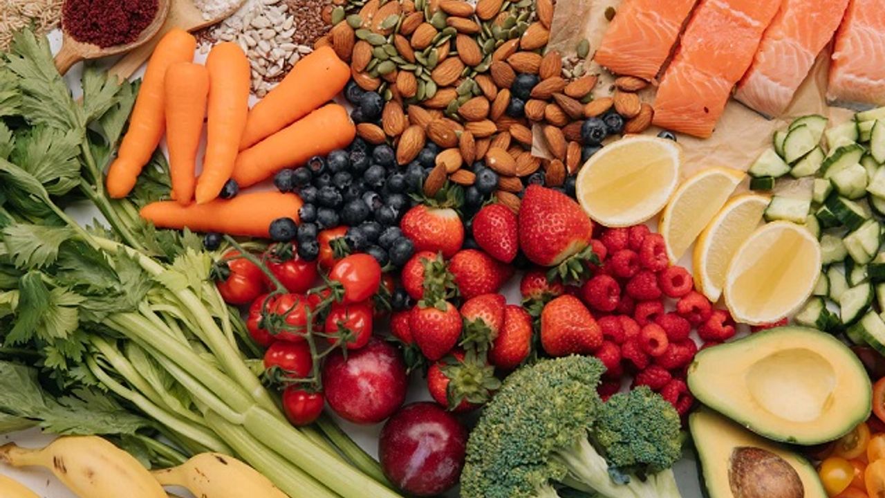 Akneyi azaltan yiyecekler: Cildinizi bu gıdalarla akneden arındırın!
