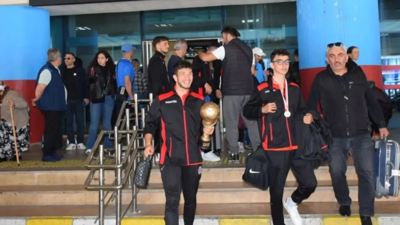 Şampiyon Yomraspor, Trabzon'da Büyük Bir Coşkuyla Karşılandı