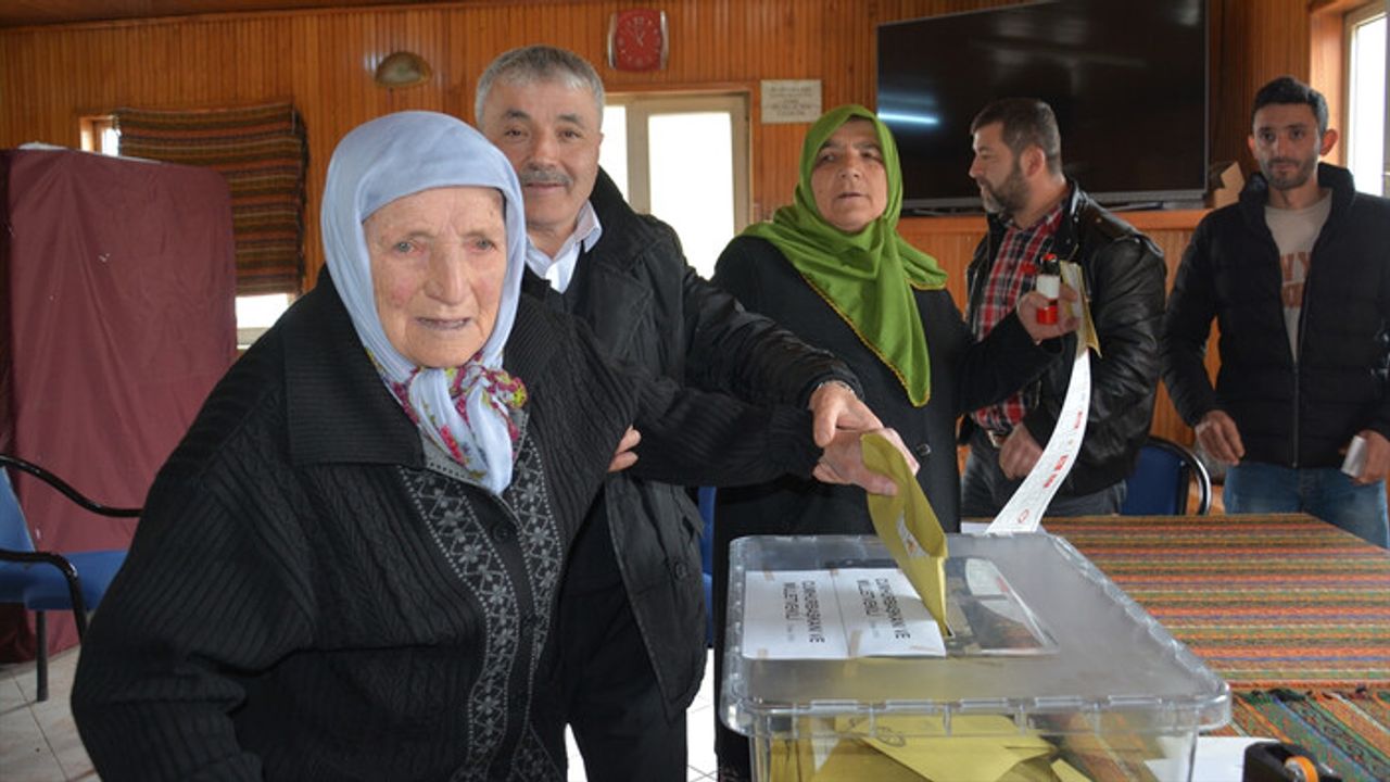 Trabzon Şalpazarı'nda 101 yaşındaki Fatma Kıran oy kullandı