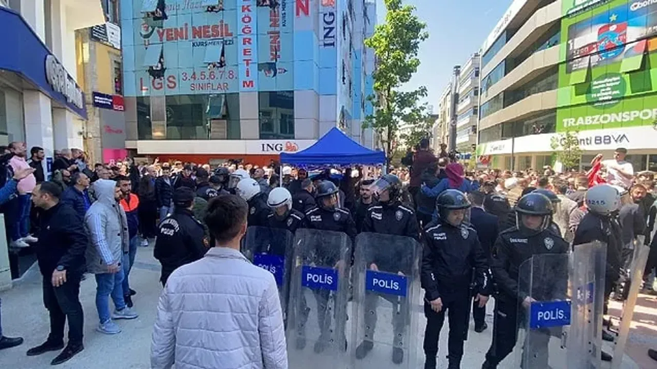 Trabzon'da HÜDA-PAR Standına Saldırı!