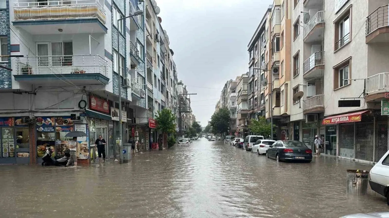 Aksihar'da sağanak yağış cadde ve sokakları Venedik'e döndürdü!