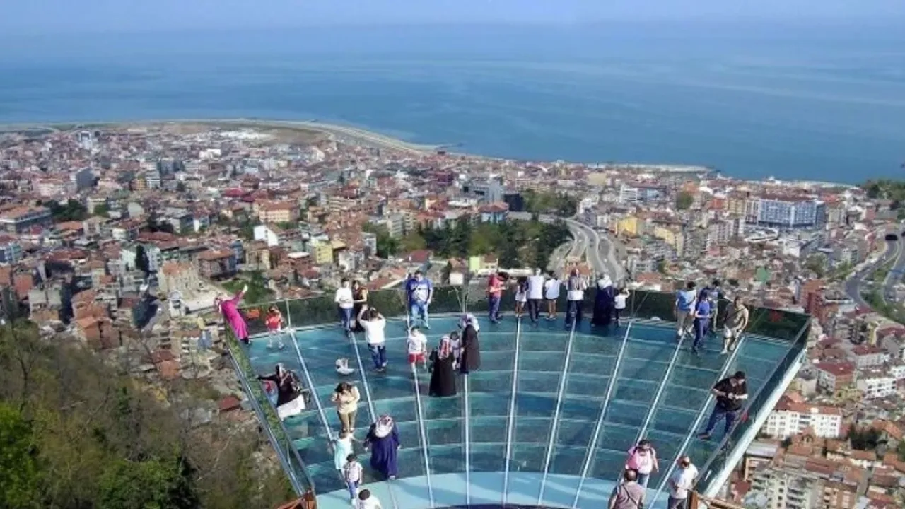 Trabzon Boztepe Seyir Terası ve Yürüyüş Yolu Ziyaretçi Akınına Uğradı