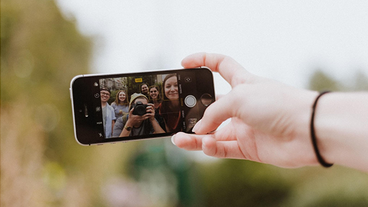 Selfie Paylaşırken Kimliğinizi Koruyun