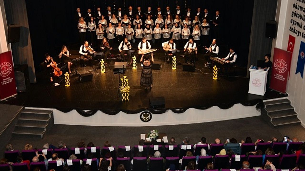 Trabzon'da öğretmenler korosundan müzik ziyafeti