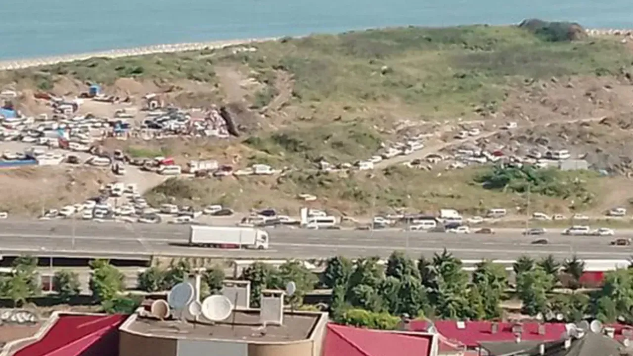 Trabzon'da kurulan Kurban Pazarında park yeri eksikliği dikkat çekti