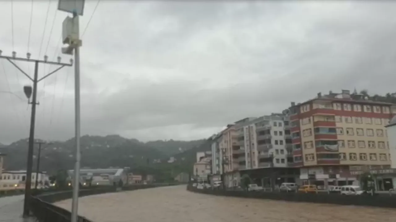 Trabzon’da sağanak etkili oldu; hoparlörle ‘dereden uzak durun’ anonsları yapıldı