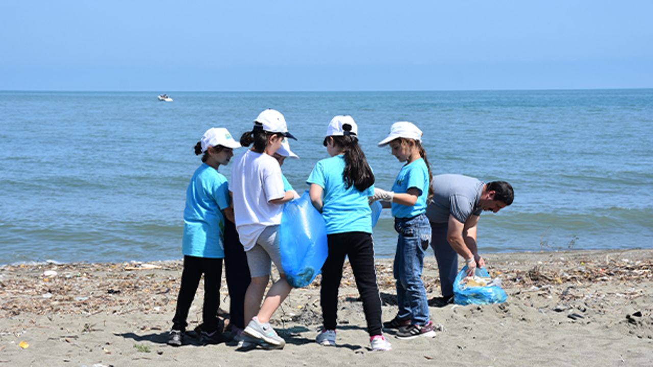 Trabzon'da Türkiye Çevre Haftası sebebiyle sahilde temizlik yapıldı