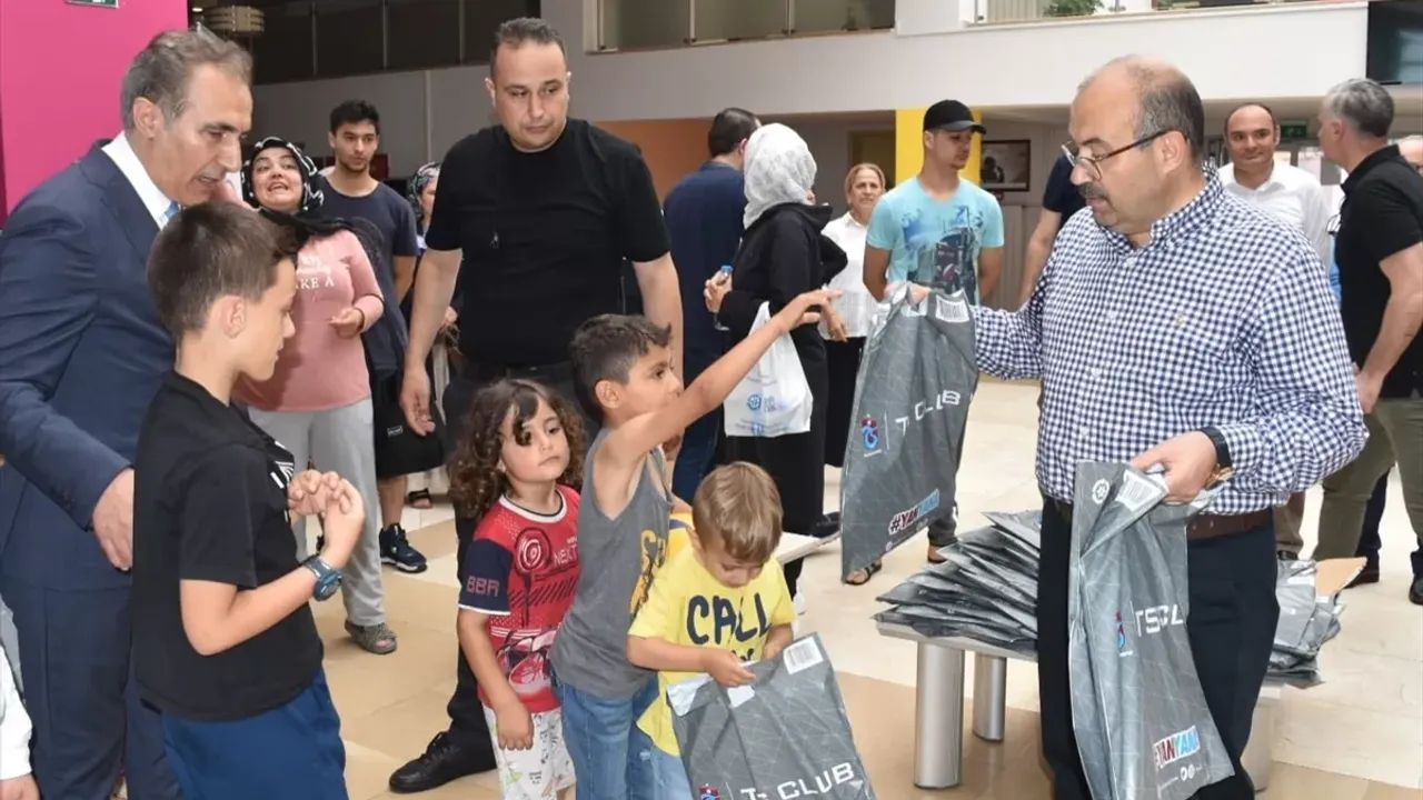 Trabzonspor Başkanı Ertuğrul Doğan'dan Çocuklara Anlamlı Hediye