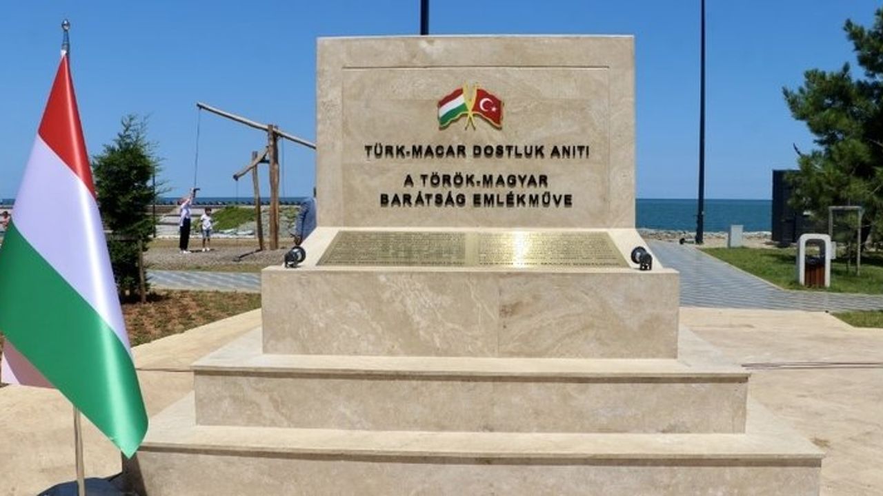 Türk-Macar Dostluk Anıtı Trabzon'da açıldı