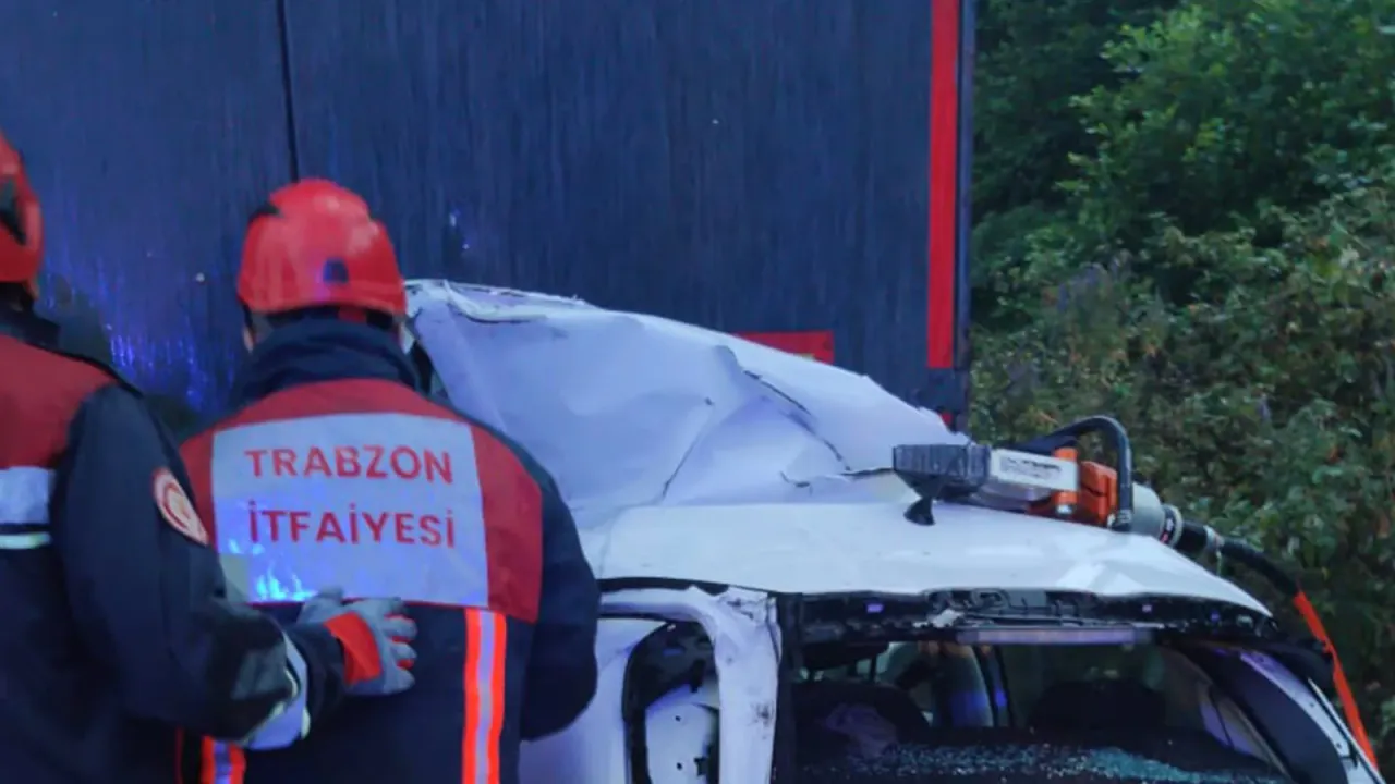 Trabzon'da bir otomobil park halindeki tıra çarptı: 2 ölü