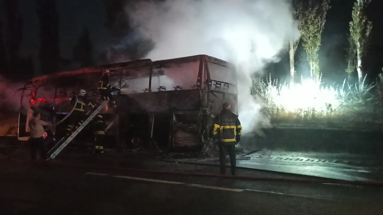 Trabzon'dan yola çıkan yolcu otobüsü Sivas'ta yandı!