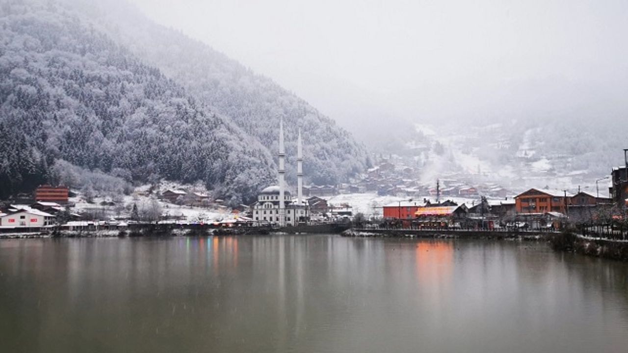 Trabzon Uzungöl'e mevsimin ilk karı yağdı