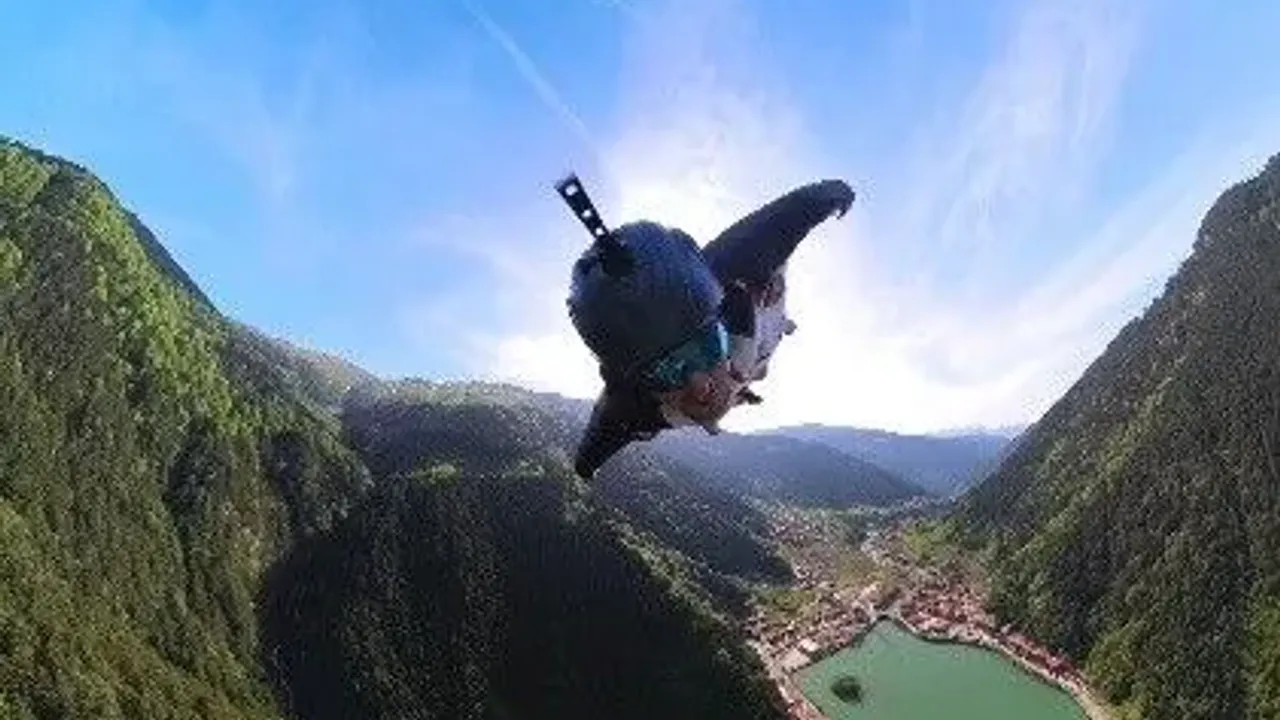 Uzungöl’de Adrenalin Zirvede: Gökyüzünde Görsel Şölen