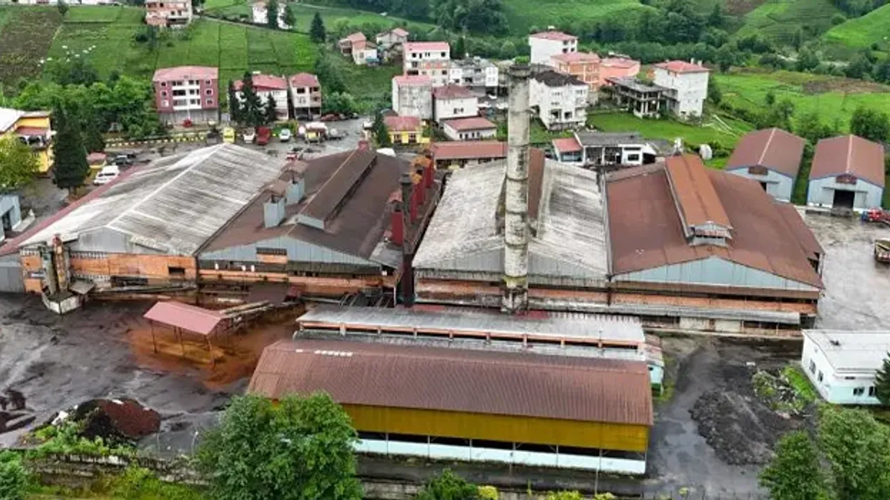 Trabzon’da ÇAYKUR Fabrikasından Çıkan Kömür Tozları Tepki Çekiyor